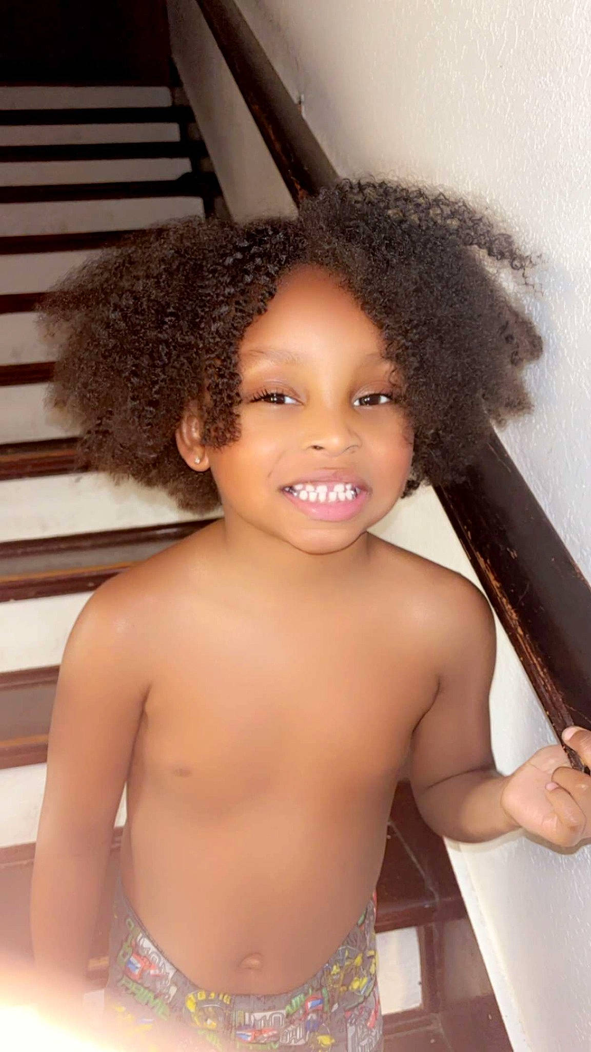 Jonathan is registered to the contest to win money with this photo: black, cheek, chin, eye, eyebrow, eyelash, face, facial_expression, fashion, forehead, hair, hairstyle, head, joy, lip, nose, organ, person, shoulder, skin