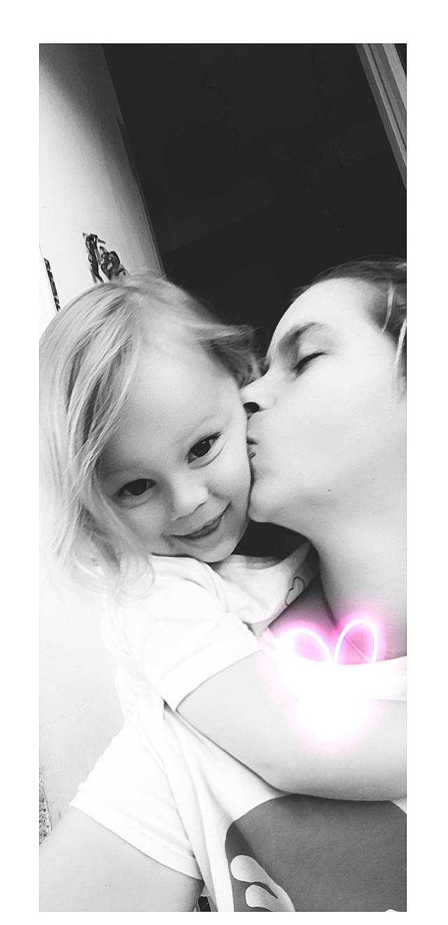 Lia participe au concours pour gagner de l'argent avec cette photo : beauty, black_and_white, cheek, eye, eyebrow, eyelash, flash_photography, gesture, happy, head, iris, joy, kiss, lip, nose, person, picture_frame, plant, smile, style