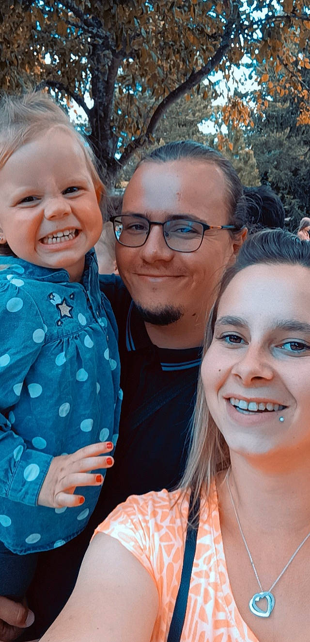 Lia participe au concours pour gagner de l'argent avec cette photo : blue, daytime, eyewear, face, family_taking_photos_together, glasses, happy, head, human, interaction, iris, joy, organ, people_in_nature, person, photograph, pink, skin, smile, social_group