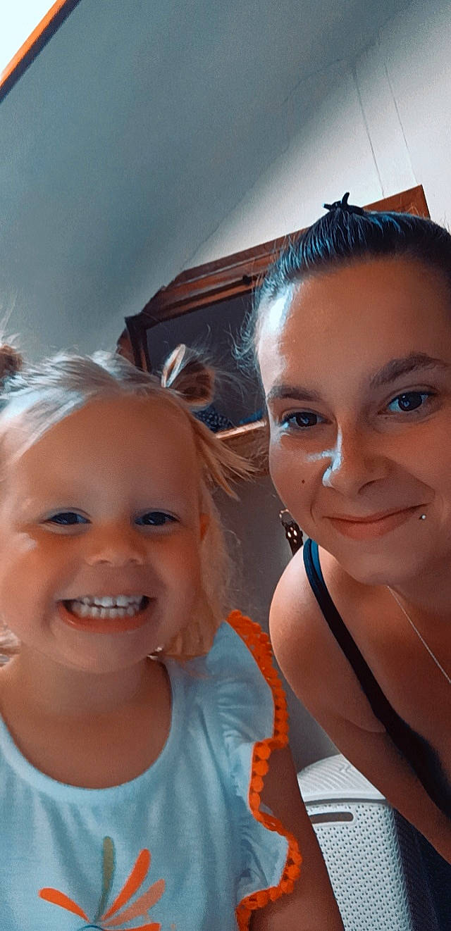 Lia participe au concours pour gagner de l'argent avec cette photo : cheek, child, chin, ear, eyebrow, eyelash, face, forehead, fun, gesture, happy, head, iris, joy, leisure, lip, nose, person, selfie, skin