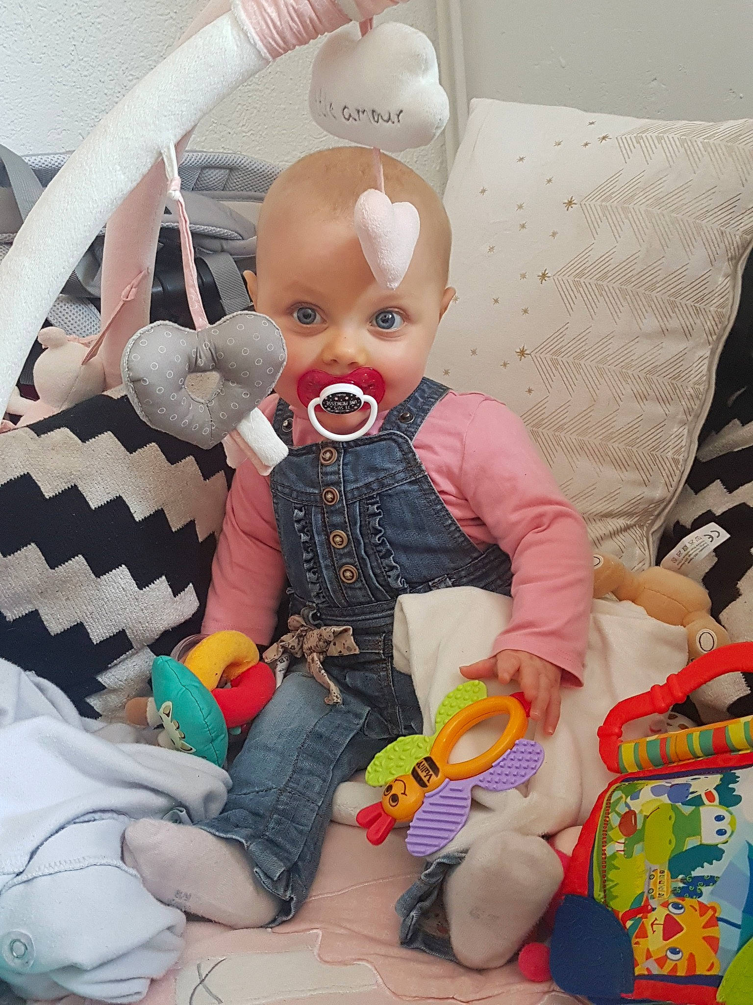 Léa a rejoint le concours — aidez-le/la à gagner de superbes lots ! baby, baby_products, baby_toys, cheek, child, doll, ear, head, joy, person, play, plush, product, room, sitting, skin, stuffed_toy, toddler, toy