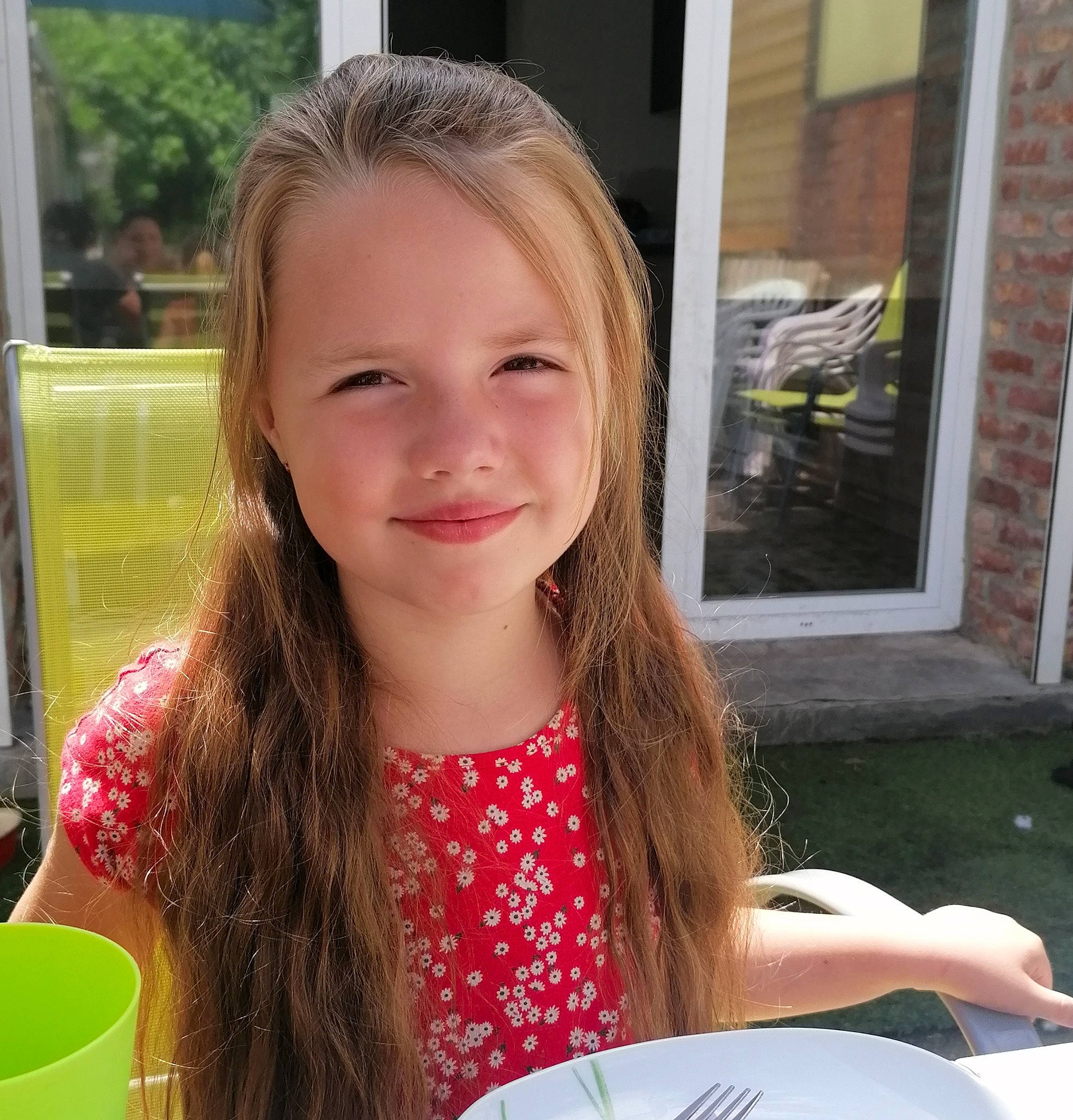 Célya a rejoint le concours — aidez-le/la à gagner de superbes lots ! beauty, blond, brown_hair, chair, child, comfort_food, eating, fun, hairstyle, happy, joy, person, plate, sitting, smile, snapshot, sweetness, t_shirt, table, tableware
