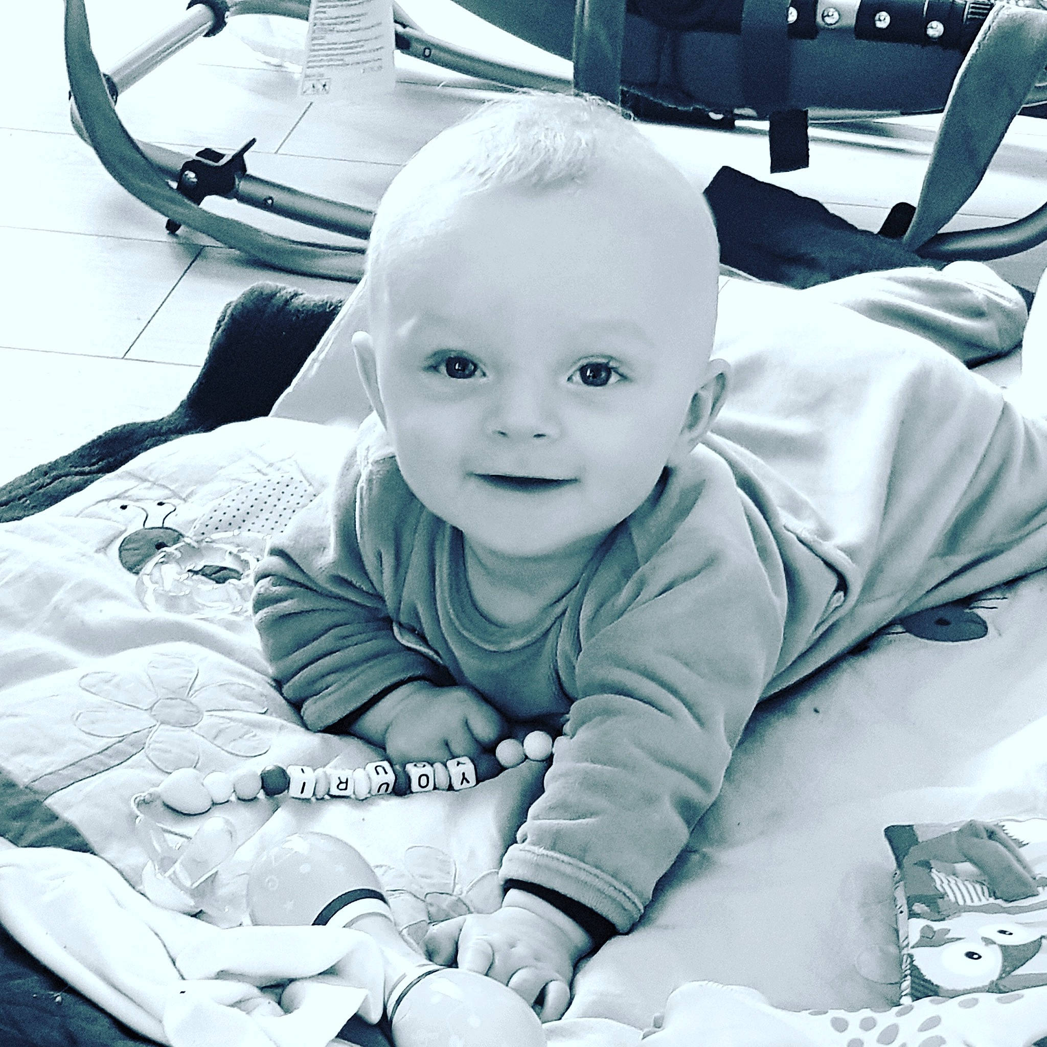 Youri participe au concours pour gagner de l'argent avec cette photo : baby, baby_products, birth, black, black_and_white, cheek, child, eye, monochrome, person, photography, product, skin, style, toddler, tummy_time, white