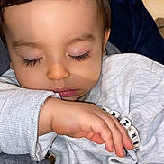 Gabriel a rejoint le concours — aidez-le/la à gagner de superbes lots ! child, toddler, sleeping, closed_eyes, arm, hand, long_eyelashes, face, sweater, bracelet, beads, indoors, cozy, cute, peaceful, portrait, skin, blue_heart, digital_emoji, close_up