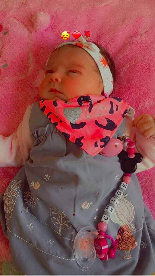 Chloe a rejoint le concours — aidez-le/la à gagner de superbes lots ! baby, baby_toddler_clothing, bow_tie, cheek, chest, eye, eyelash, face, finger, hand, headwear, lip, mouth, neck, pattern, person, petal, pink, red, skin