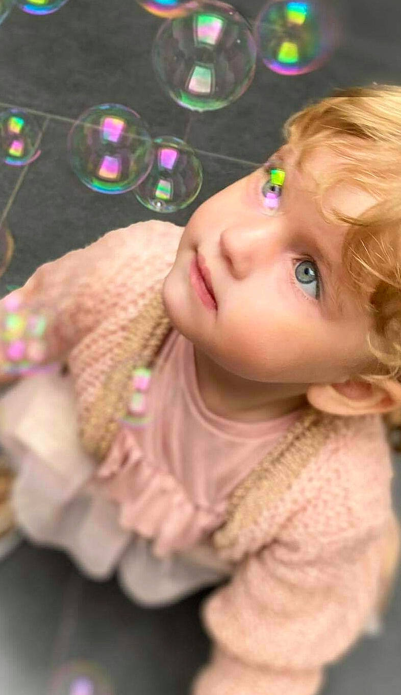 Sophia a rejoint le concours — aidez-le/la à gagner de superbes lots ! beauty, blond, cheek, child, child_model, cool, eye, eyebrow, face, forehead, fun, hair, head, lip, mouth, nose, person, photography, pink, skin