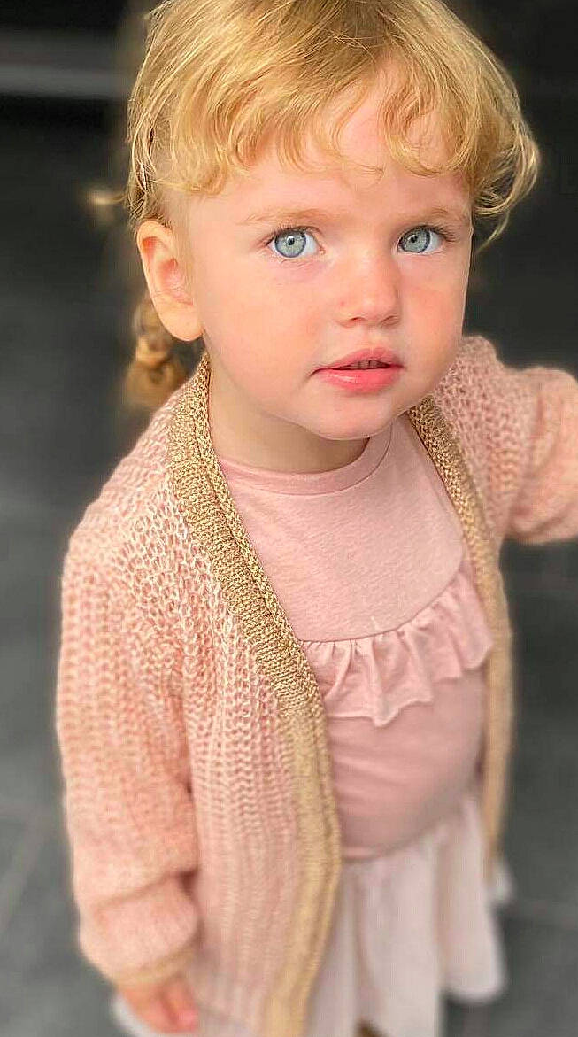 Sophia a rejoint le concours — aidez-le/la à gagner de superbes lots ! blond, brown_hair, cheek, child, child_model, chin, eye, face, forehead, hair, hairstyle, layered_hair, lip, long_hair, nose, outerwear, person, smile, surfer_hair, sweater