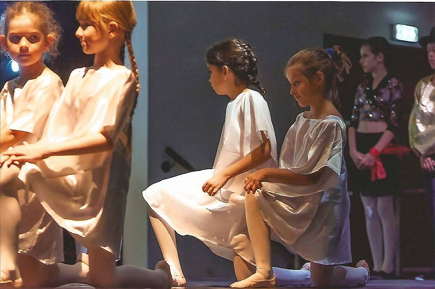 Lilou participe au concours pour gagner de l'argent avec cette photo : acting, adaptation, chair, child, conversation, drama, entertainment, event, fashion_design, fun, heater, necklace, performance, performance_art, performing_arts, person, public_event, sitting, skin, stage