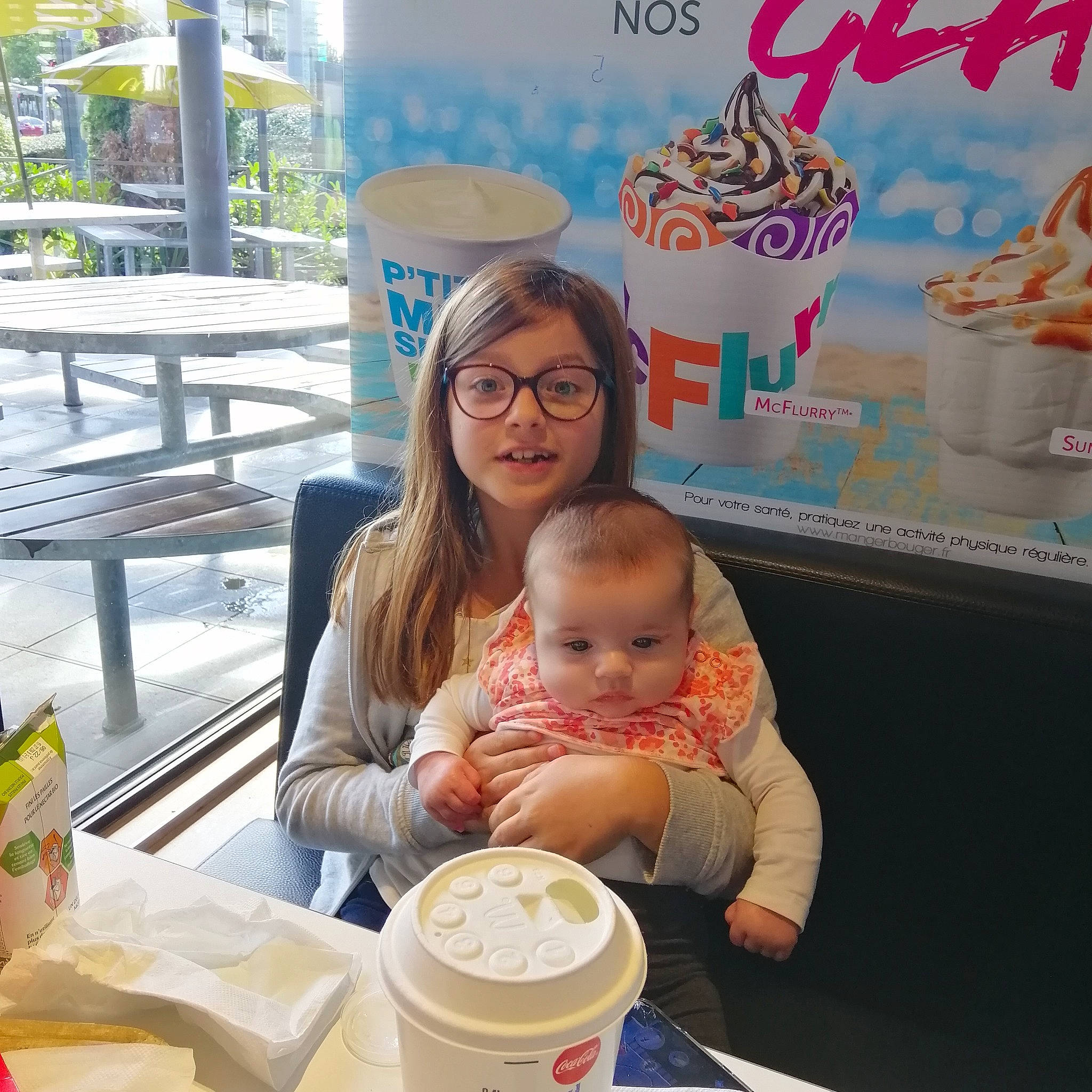 Lilou participe au concours pour gagner de l'argent avec cette photo : baby, cup, drink, drinkware, event, eyewear, food, fun, gelato, glasses, happy, leisure, morning, person, plate, product, sitting, snapshot, table, tableware