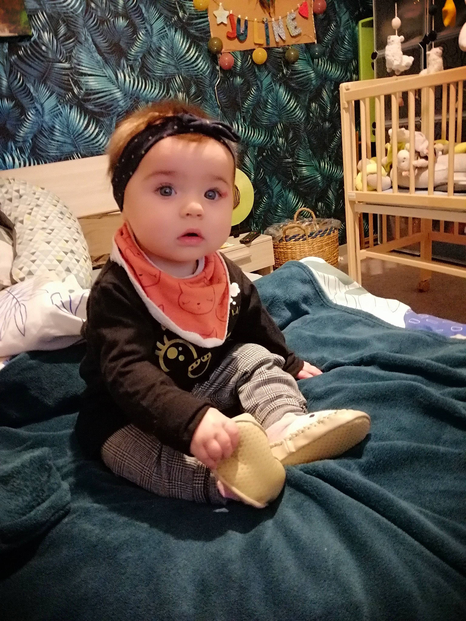 Juline participe au concours pour gagner de l'argent avec cette photo : baby, cheek, child, comfort, eye, flash_photography, flooring, fun, fur, happy, head, headwear, human_body, lap, leisure, person, room, sitting, skin, toddler