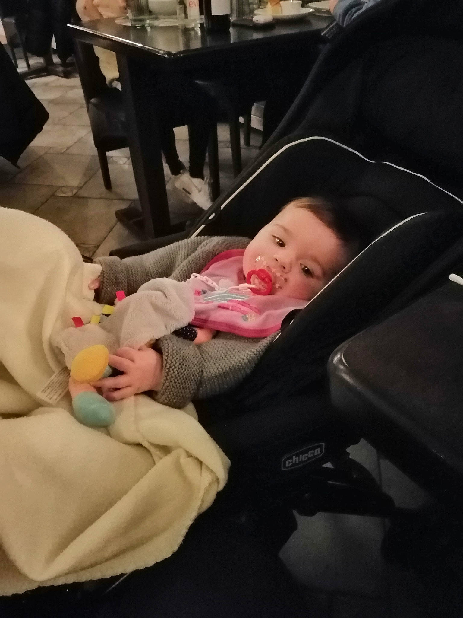 Juline participe au concours pour gagner de l'argent avec cette photo : baby, baby_carriage, baby_in_car_seat, baby_products, baby_safety, baby_toddler_clothing, car_seat, chair, cheek, child, comfort, event, finger, fun, lap, person, seat_belt, service, sitting, skin