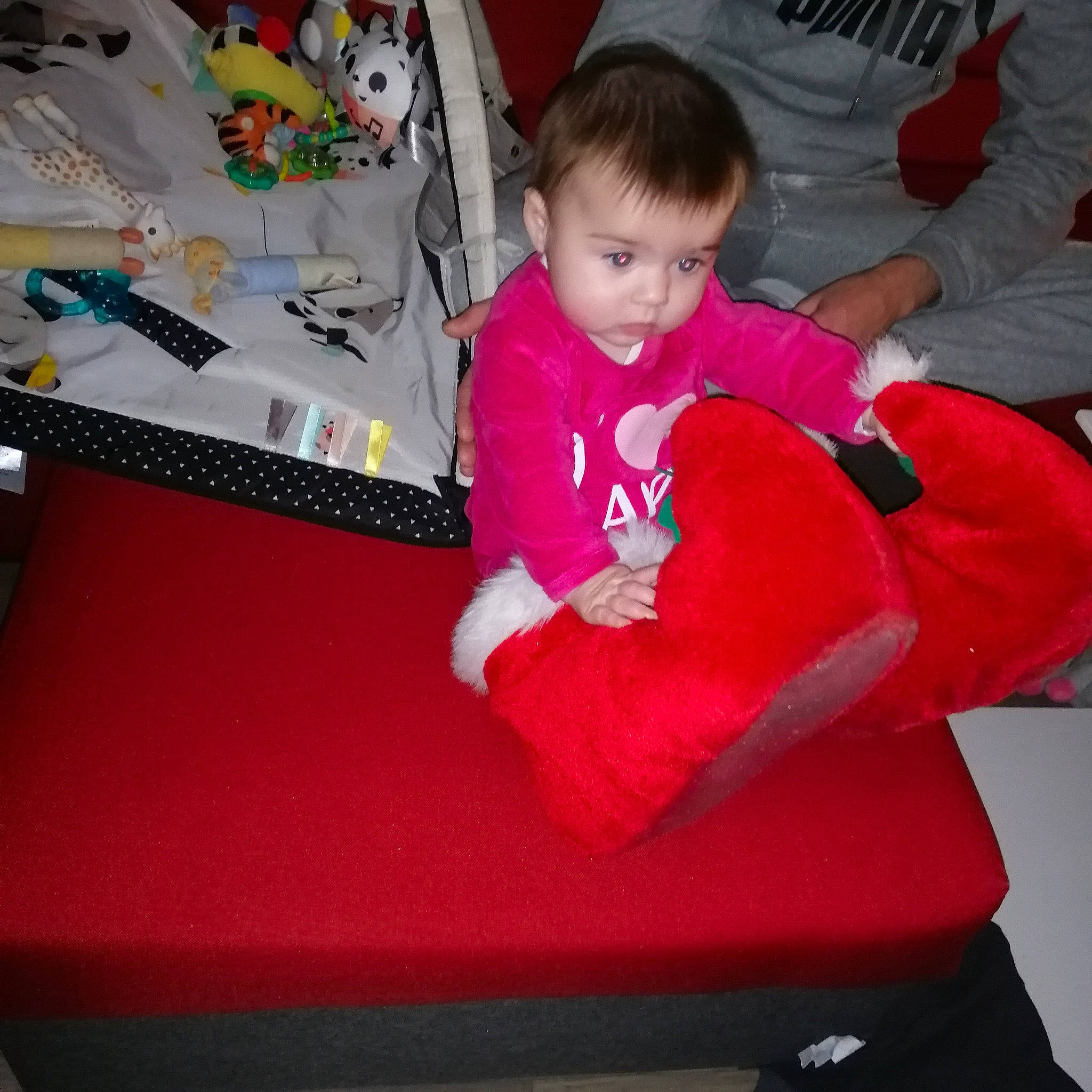 Juline participe au concours pour gagner de l'argent avec cette photo : baby, baby_toddler_clothing, black, carmine, child, comfort, couch, event, head, lap, linens, magenta, person, pink, room, sitting, sleeve, t_shirt, table, textile