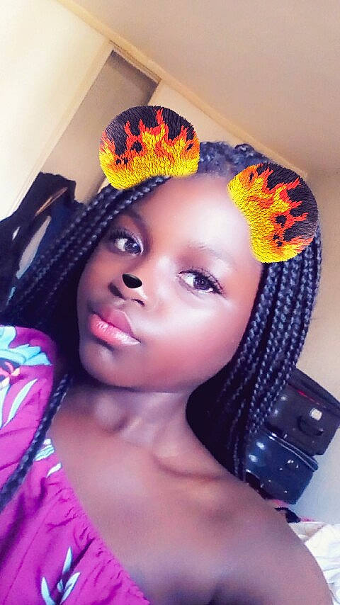 Ientel participe au concours pour gagner de l'argent avec cette photo : beauty, black_hair, brown_hair, eyebrow, eyelash, forehead, girl, hair_accessory, hair_coloring, headgear, headpiece, human_hair_color, lip, long_hair, person, purple