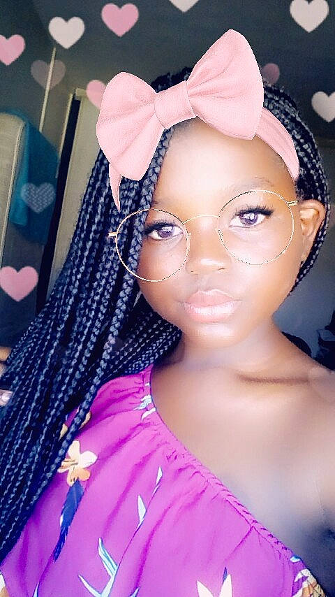 Chairy a rejoint le concours — aidez-le/la à gagner de superbes lots ! beauty, eyebrow, fashion, forehead, fun, girl, hair_accessory, hair_coloring, human_hair_color, lady, lip, person, pink, purple, skin, smile