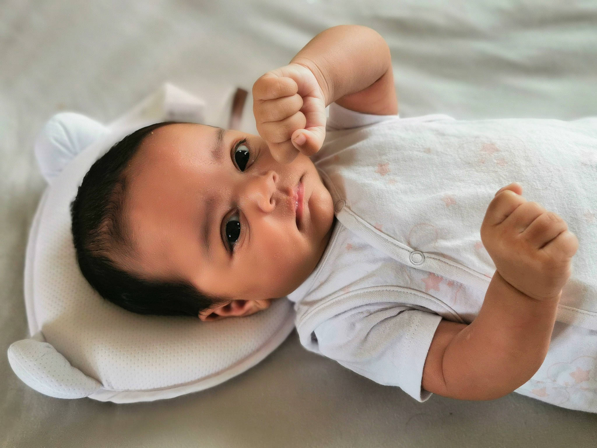 Romy participe au concours pour gagner de l'argent avec cette photo : baby, baby_toddler_clothing, cheek, child, comfort, eye, eyelash, face, gesture, happy, headgear, human_body, lip, mouth, neck, nose, person, skin, sleeve, thumb