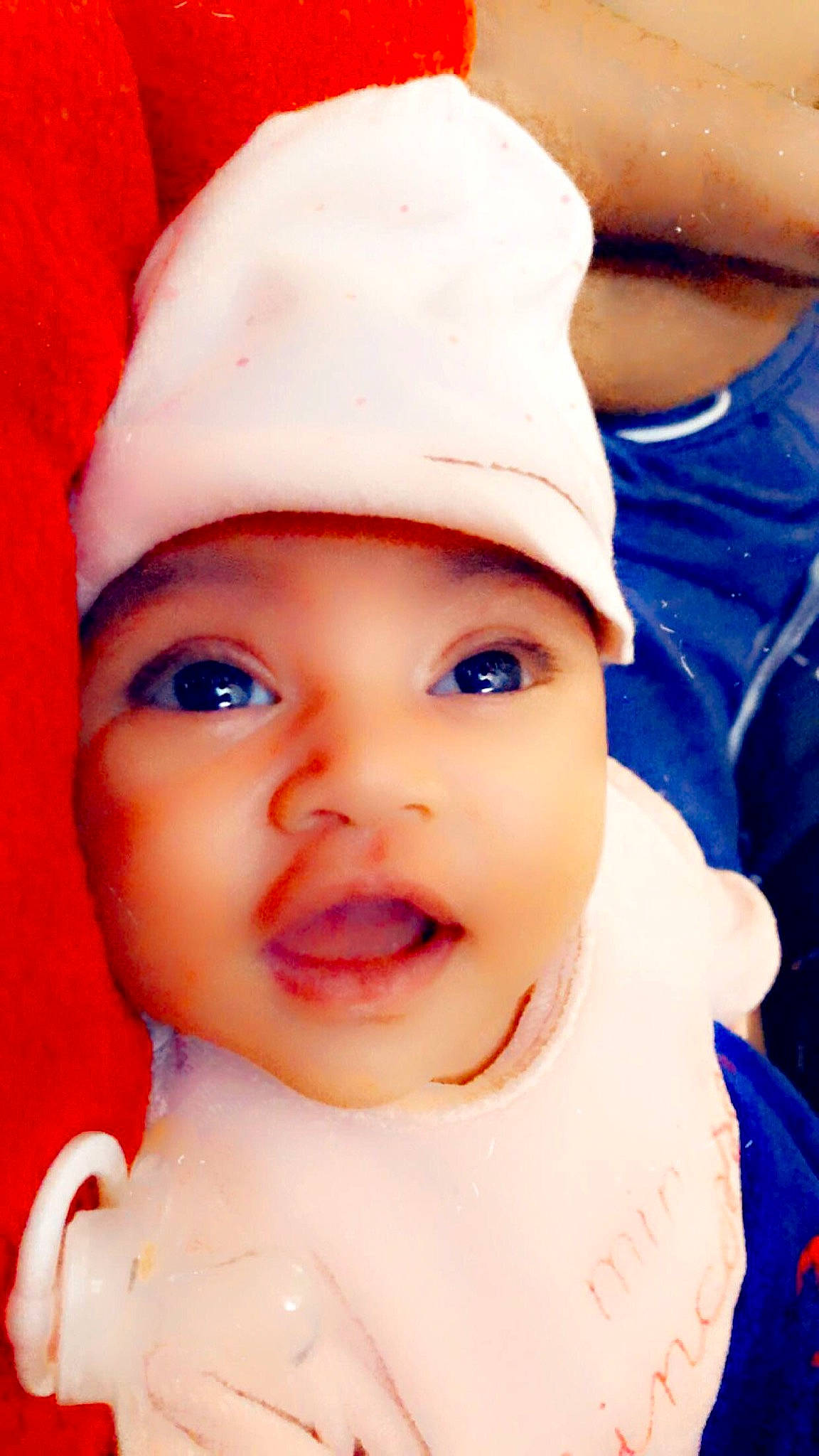 Lucia participe au concours pour gagner de l'argent avec cette photo : azure, baby, cap, cheek, chin, cool, eye, eyebrow, face, facial_expression, happy, hat, headgear, headwear, lip, mouth, nose, person, pink, skin