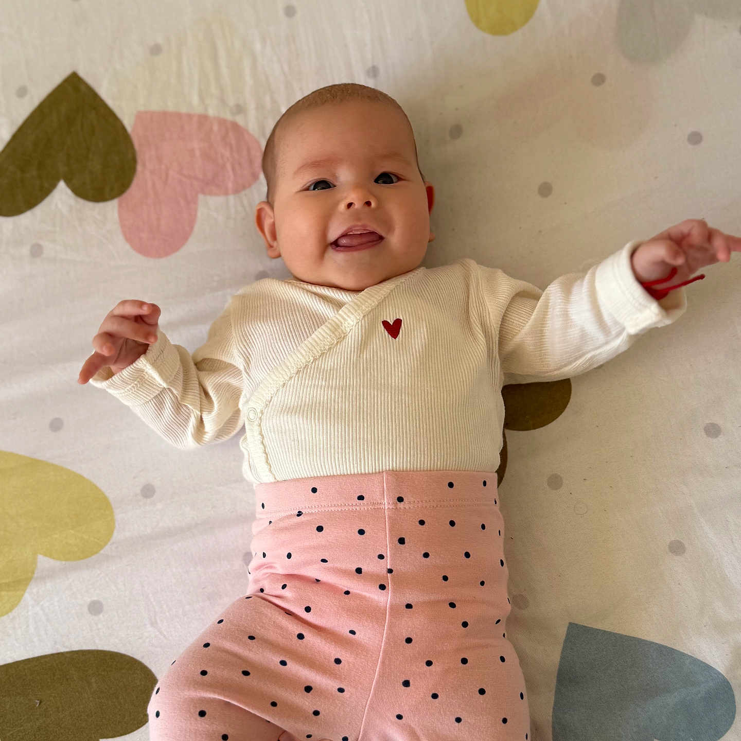 Maia Antonia a rejoint le concours — aidez-le/la à gagner de superbes lots ! applique, baby, blanket, bodypart, clothing, face, finger, furniture, hand, happy, hat, head, homedecor, newborn, pants, pattern, person, photography, portrait, smile