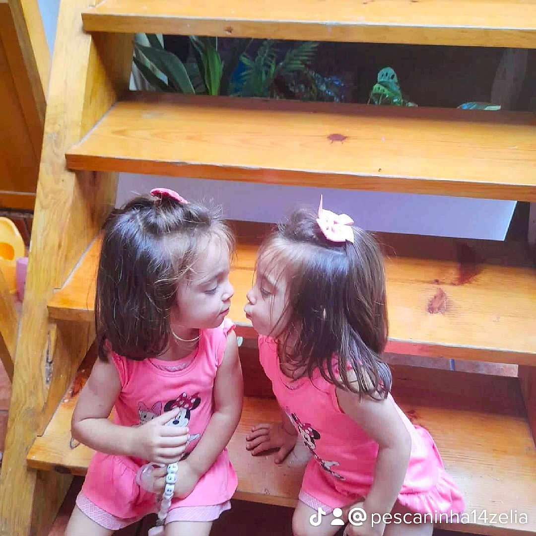 Victoria E Leonor