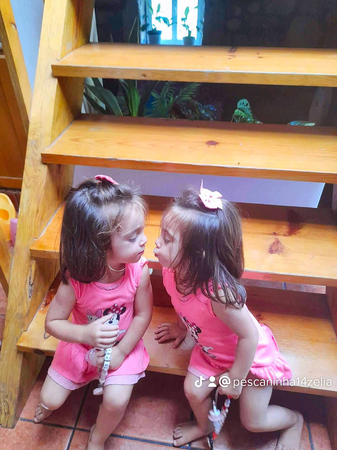 Victoria E Leonor participe au concours pour gagner de l'argent avec cette photo : baby_toddler_clothing, child, finger, foot, fun, happy, hardwood, human_leg, leg, leisure, person, pink, product, shelf, shelving, shoe, skin, standing, thigh, toddler