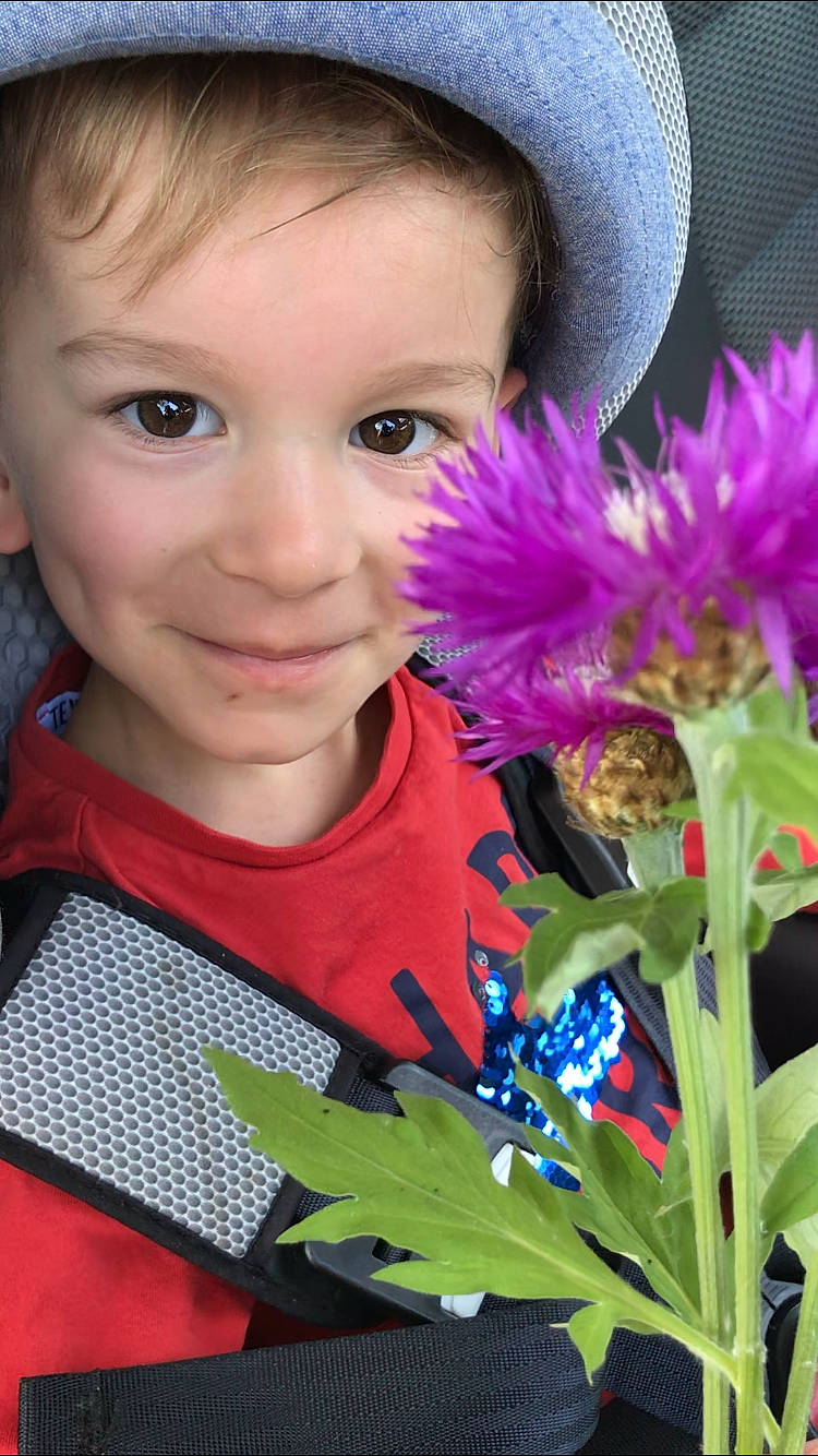 Layvin participe au concours pour gagner de l'argent avec cette photo : child, electric_blue, eye, face, facial_expression, fedora, flower, fun, hair, happy, hat, iris, joy, magenta, organ, person, petal, plant, smile, sun_hat