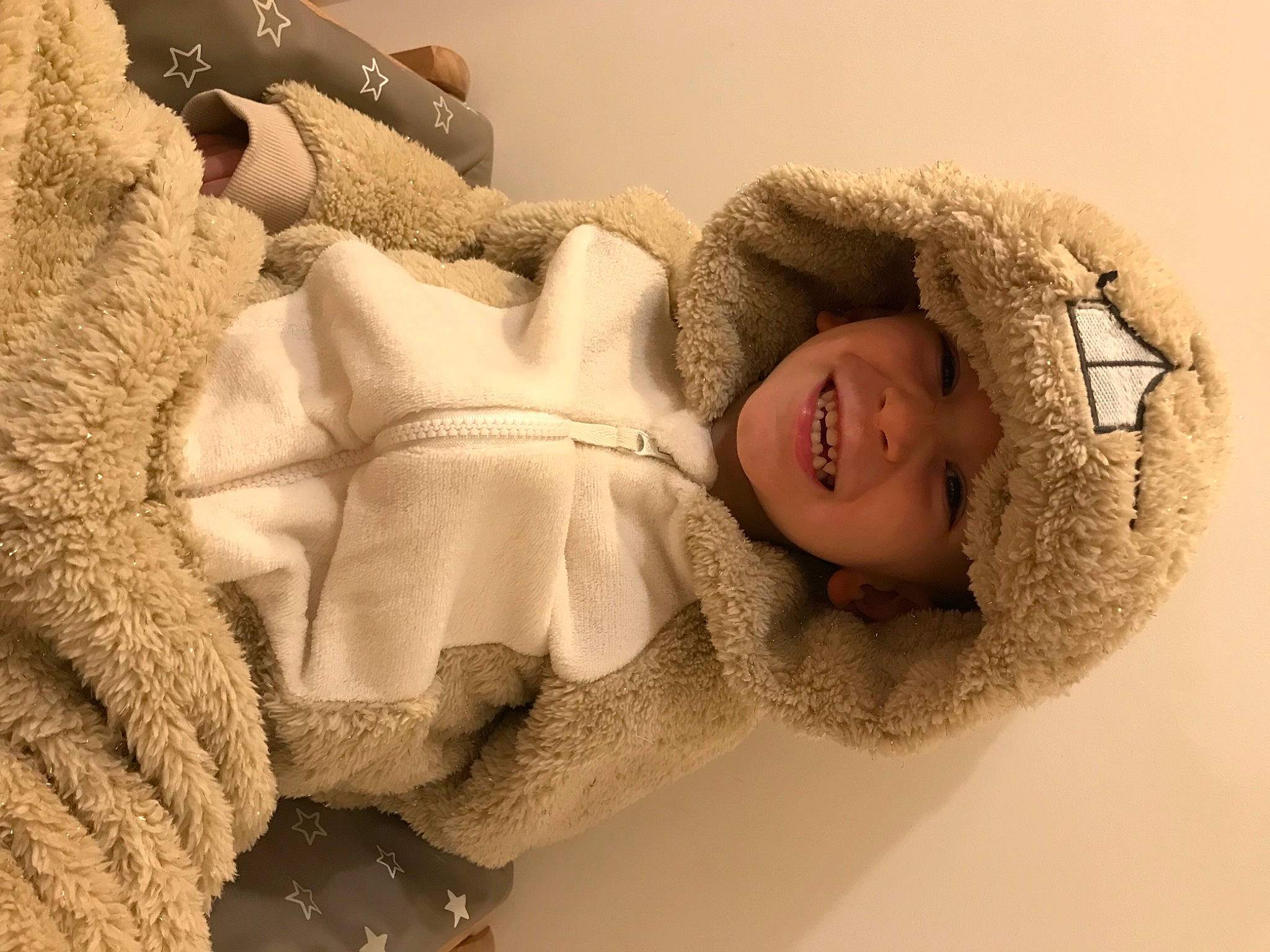 Layvin a rejoint le concours — aidez-le/la à gagner de superbes lots ! arm, baby, baby_sleeping, bed, bedding, bedtime, child, comfort, eyelash, fur, fur_clothing, happy, headwear, human_body, joy, linens, nap, person, sleep, smile