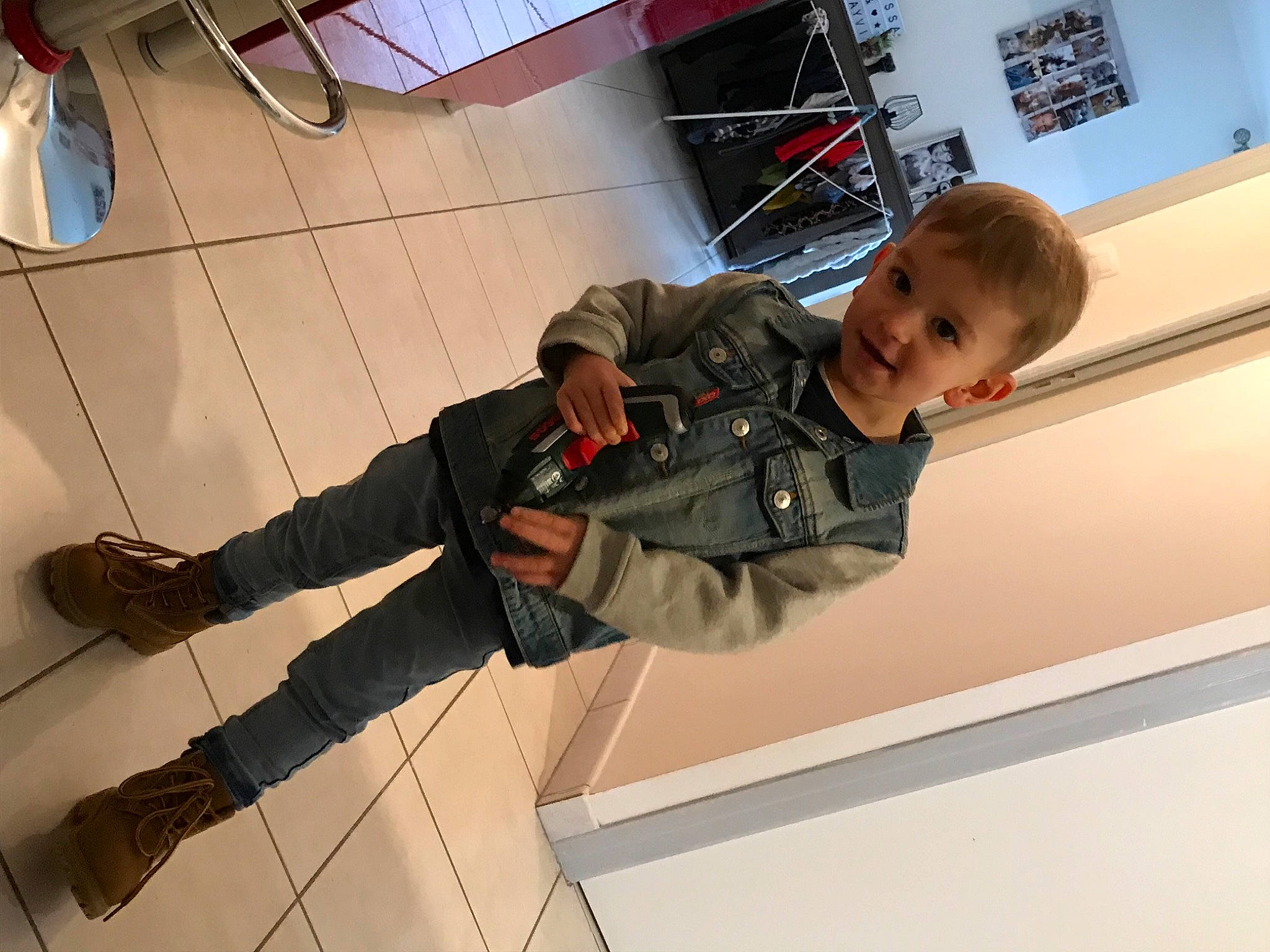 Layvin a rejoint le concours — aidez-le/la à gagner de superbes lots ! boot, child, comfort, elbow, flooring, fun, human_leg, jeans, joint, knee, leg, outdoor_shoe, person, room, shoe, smile, sneakers, stairs, t_shirt, toddler