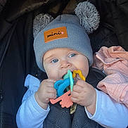 Luna a rejoint le concours — aidez-le/la à gagner de superbes lots ! baby, child, hat, pom_poms, keys, stroller, blanket, clothing, blue_eyes, cute, infant, chewing, warm, cozy, white_sleeves, pink_blanket, black_stroller, face, hands, person