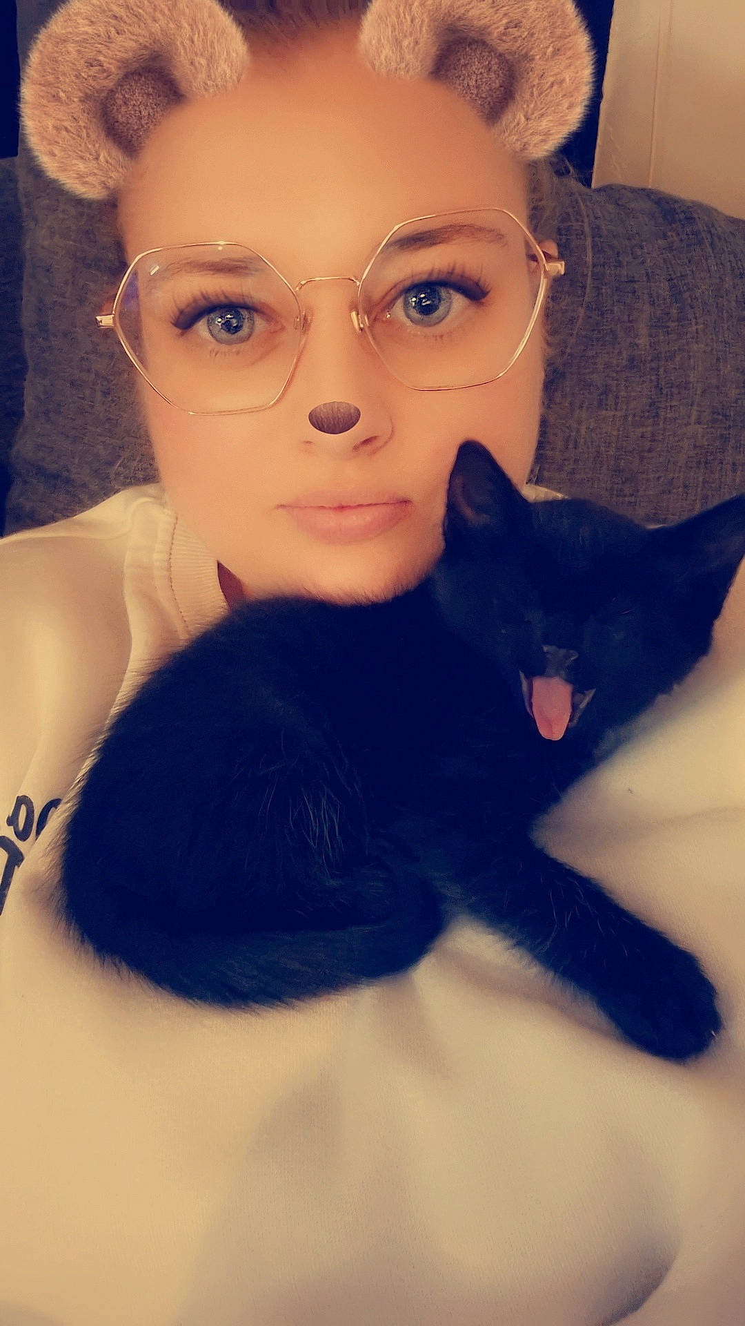 Kali a rejoint le concours — aidez-le/la à gagner de superbes lots ! art, black_hair, carnivore, cat, cool, ear, eye, eyebrow, eyelash, felidae, gesture, glasses, hair, hand, head, iris, lip, neck, small_to_medium_sized_cats, whiskers