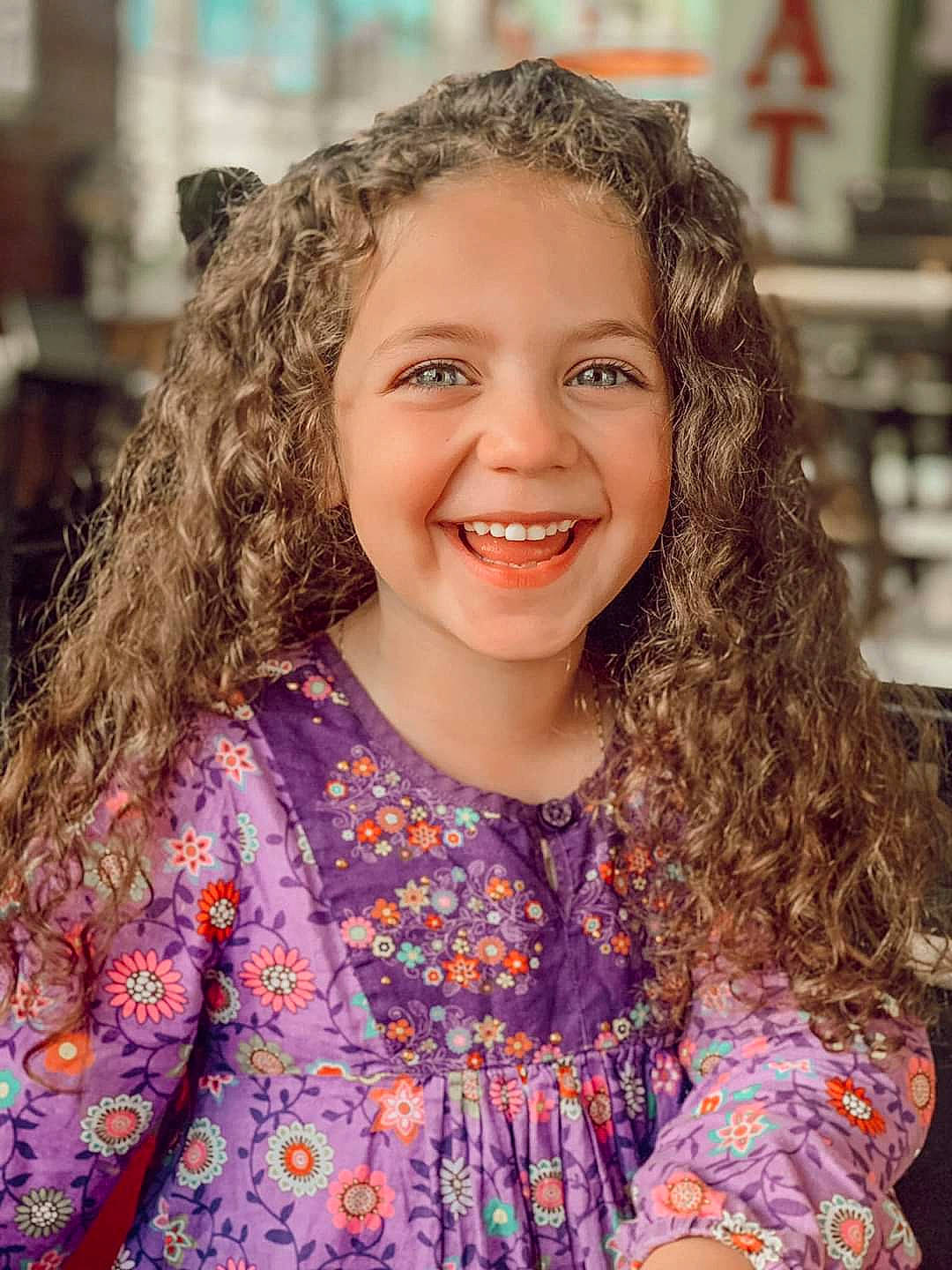 Sophie participe au concours pour gagner de l'argent avec cette photo : brown_hair, child, child_model, face, fun, hair, hairstyle, happy, head, iris, joy, long_hair, person, photography, smile