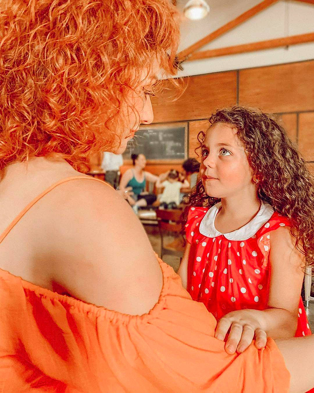 Sophie participe au concours pour gagner de l'argent avec cette photo : brown_hair, fashion_design, fawn, hair, hairstyle, long_hair, peach, person, red