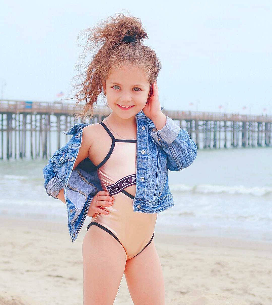 Sophie participe au concours pour gagner de l'argent avec cette photo : beach, beauty, bikini, child, child_model, clothing, joy, leg, maillot, monokini, one_piece_swimsuit, outerwear, person, photo_shoot, sand, sea, shoulder, summer, swimwear, thigh