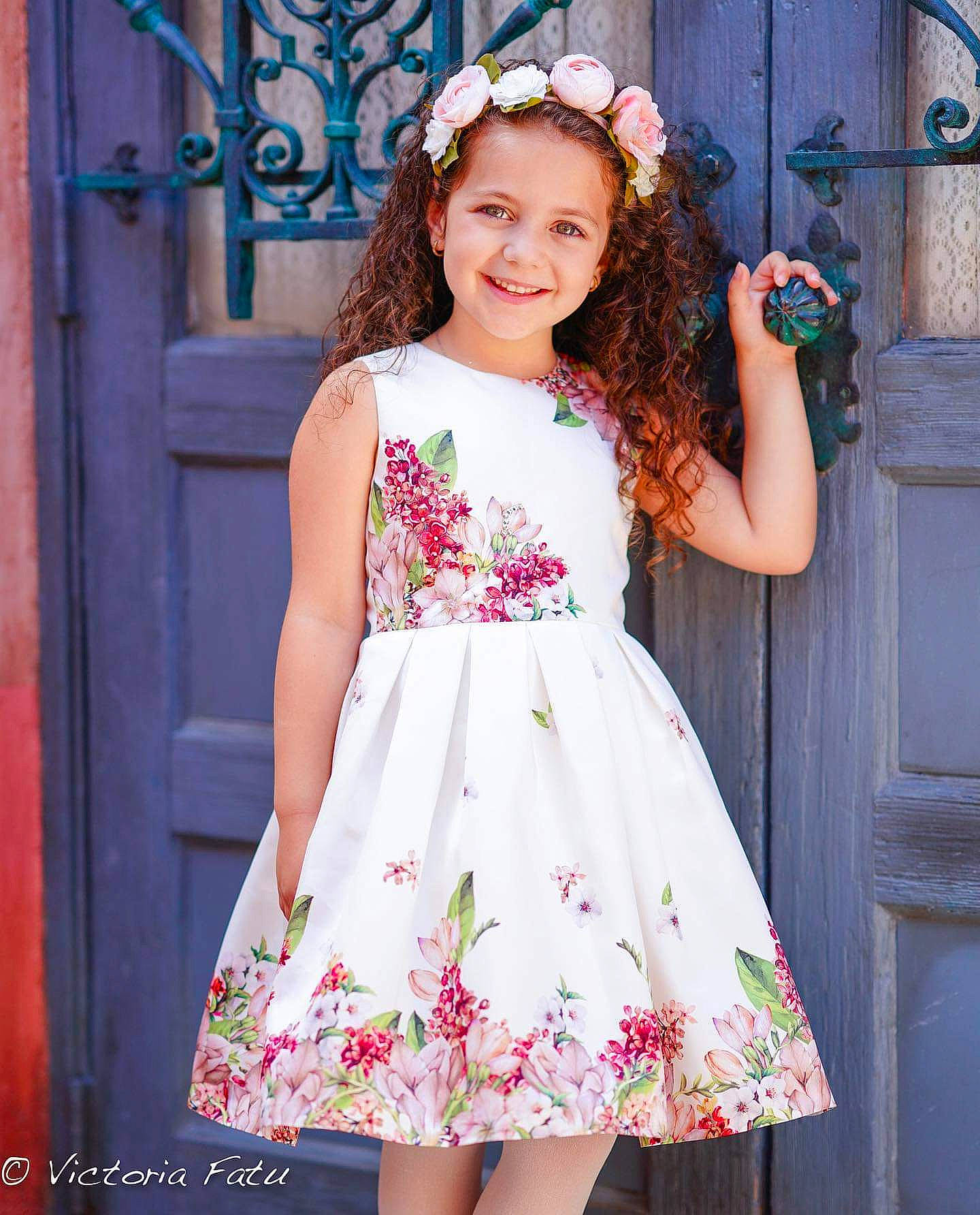 Sophie participe au concours pour gagner de l'argent avec cette photo : beauty, child, child_model, clothing, day_dress, design, dress, headgear, joy, lady, neck, pattern, peach, person, pink, sleeve, textile, toddler, waist, white