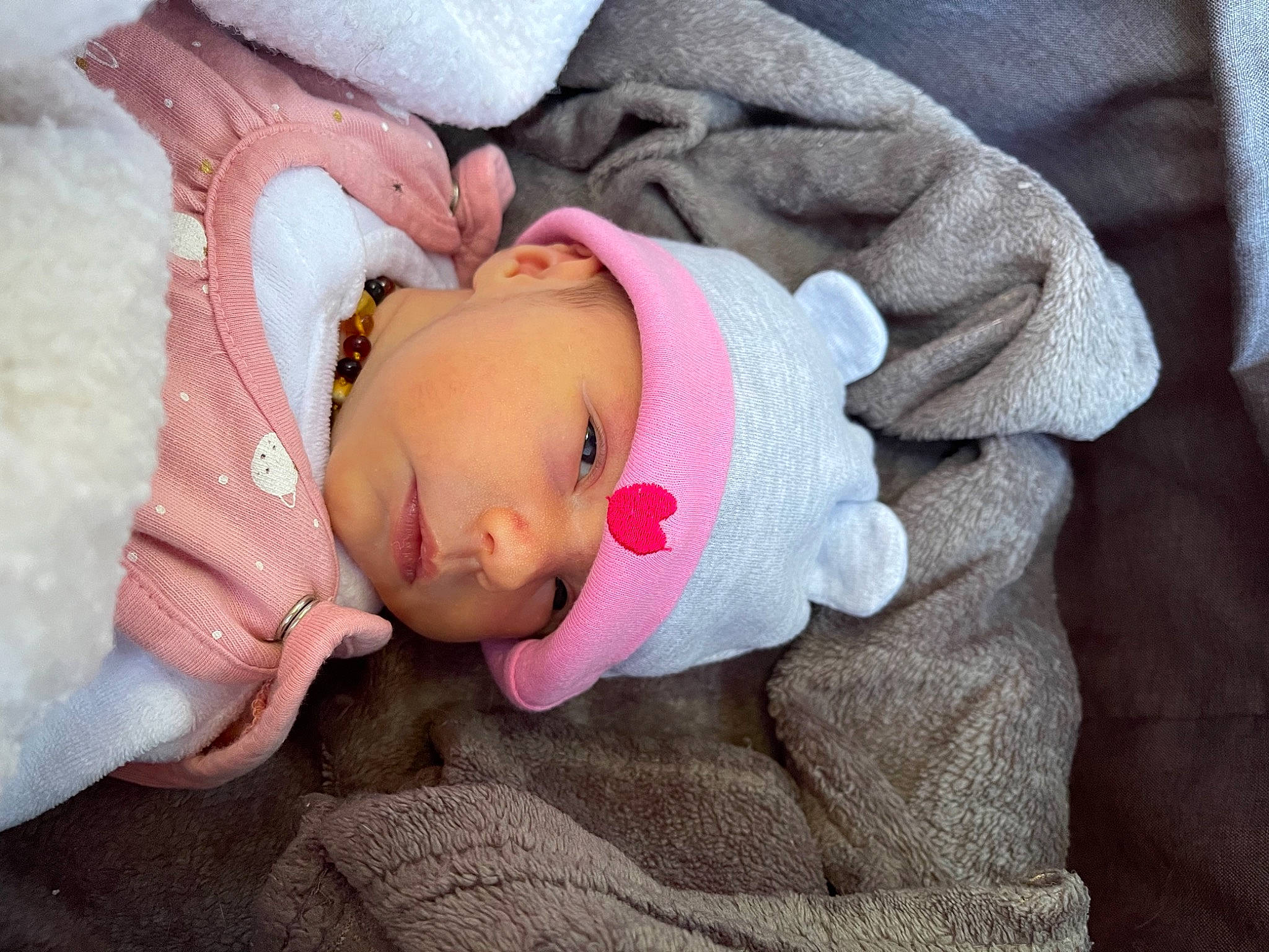 Ghjuliana a rejoint le concours — aidez-le/la à gagner de superbes lots ! arm, baby, baby_toddler_clothing, cheek, comfort, doll, eye, eyelash, face, hand, head, headwear, human_body, linens, lip, nose, person, pink, skin, sleeve