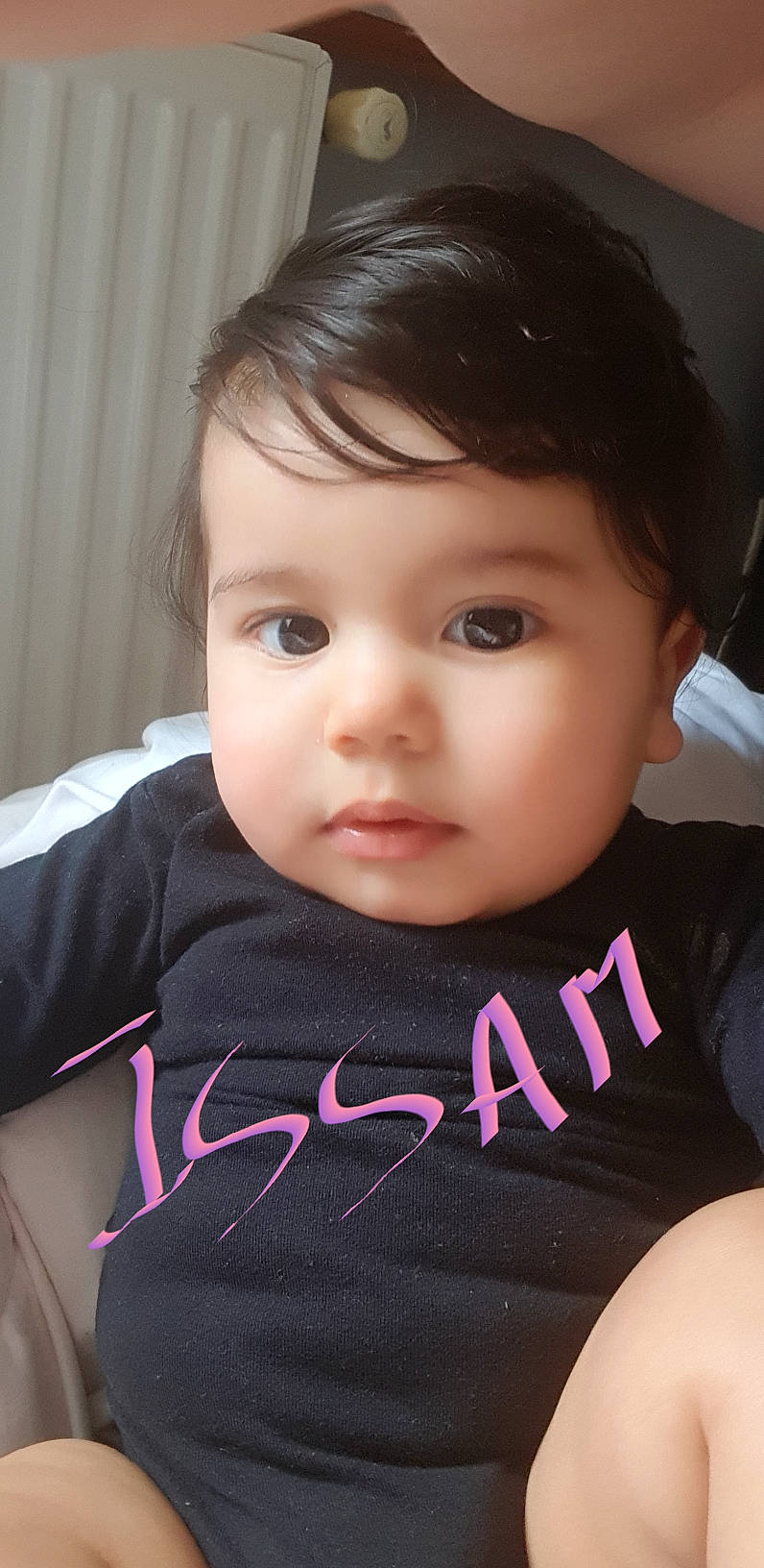 Issam participe au concours pour gagner de l'argent avec cette photo : baby, beauty, black_hair, brown_hair, cheek, child, chin, cool, eye, eyebrow, face, forehead, hair, hairstyle, head, lip, person, pink, skin, t_shirt