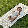 Laya a rejoint le concours — aidez-le/la à gagner de superbes lots ! baby, blanket, child, clothing, cute, daytime, feet, grass, greenery, head, infant, lying_down, nature, one_person, outdoor, relaxed, skin, soft, summer, sunlight