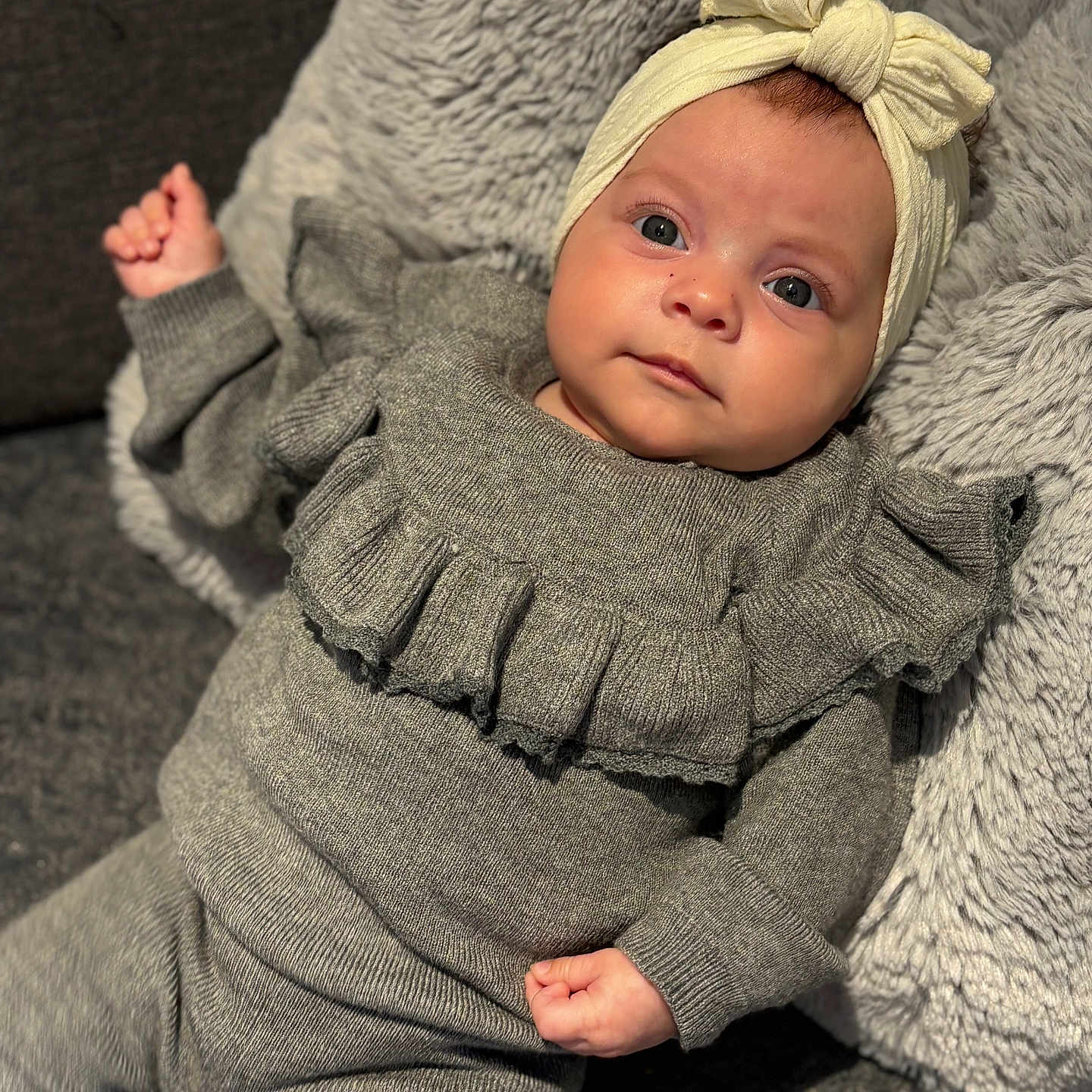 Luna participe au concours pour gagner de l'argent avec cette photo : baby, infant, child, headband, bow, gray_outfit, knitwear, pillow, fluffy, cute, portrait, closeup, indoors, cozy, soft_texture, hand, face, eyes, expression, lying_down