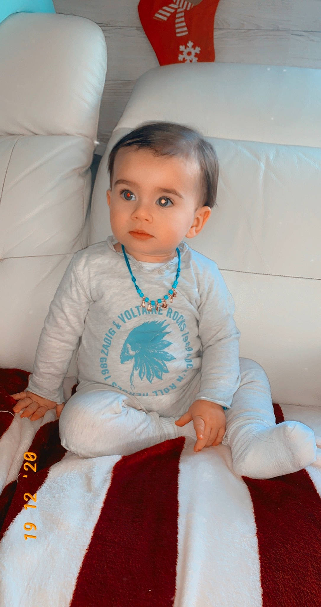 Archie a rejoint le concours — aidez-le/la à gagner de superbes lots ! abdomen, arm, baby_toddler_clothing, child, comfort, face, fashion_design, finger, flash_photography, happy, head, human_body, jewellery, neck, person, sitting, skin, sleeve, t_shirt, toddler