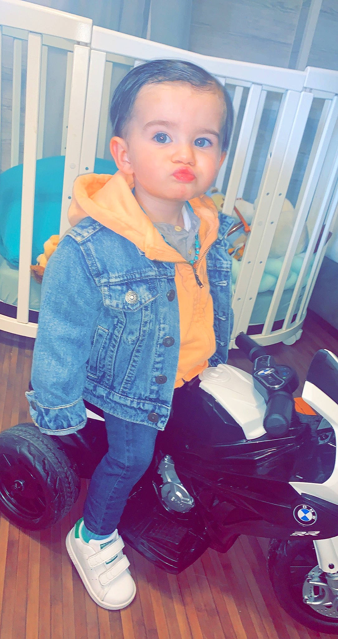 Archie a rejoint le concours — aidez-le/la à gagner de superbes lots ! baby_toddler_clothing, beauty, blue, child, cool, denim, electric_blue, facial_expression, fashion, footwear, hairstyle, jeans, leisure, person, purple, shoe, skin, sleeve, sneakers, standing