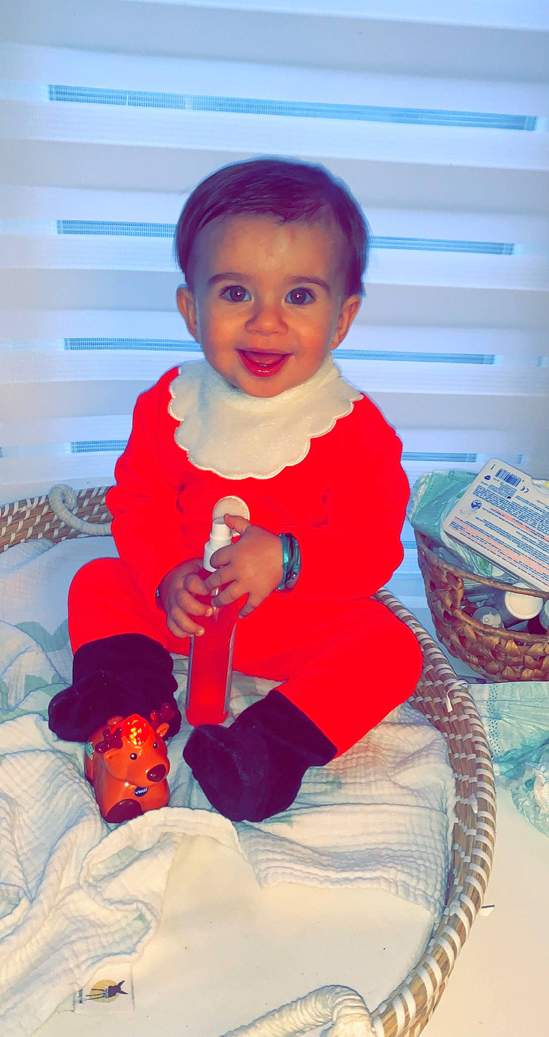 Archie participe au concours pour gagner de l'argent avec cette photo : baby, baby_toddler_clothing, blue, carmine, child, electric_blue, event, fun, happy, holiday, joy, lap, magenta, pattern, person, pink, room, sitting, sleeve, smile