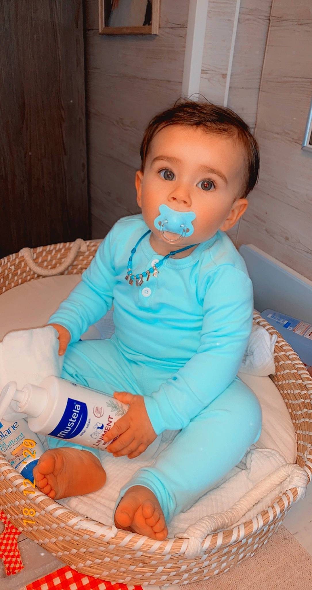 Archie participe au concours pour gagner de l'argent avec cette photo : baby, baby_products, baby_toddler_clothing, bathing, child, comfort, electric_blue, foot, hand, human_leg, knee, linens, nail, person, plastic_bottle, room, sitting, skin, sleeve, surprise