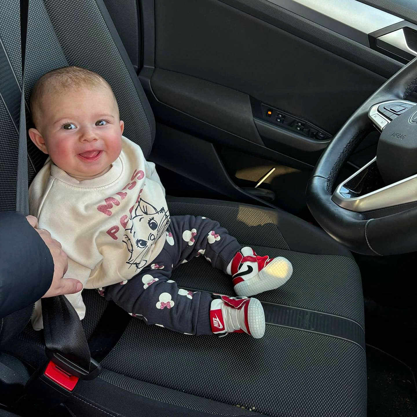 Manola participe au concours pour gagner de l'argent avec cette photo : accessories, baby, belt, car, car_interior, carseat, clothing, cushion, face, happy, head, homedecor, person, photography, portrait, sedan, sitting, smile, transportation, vehicle