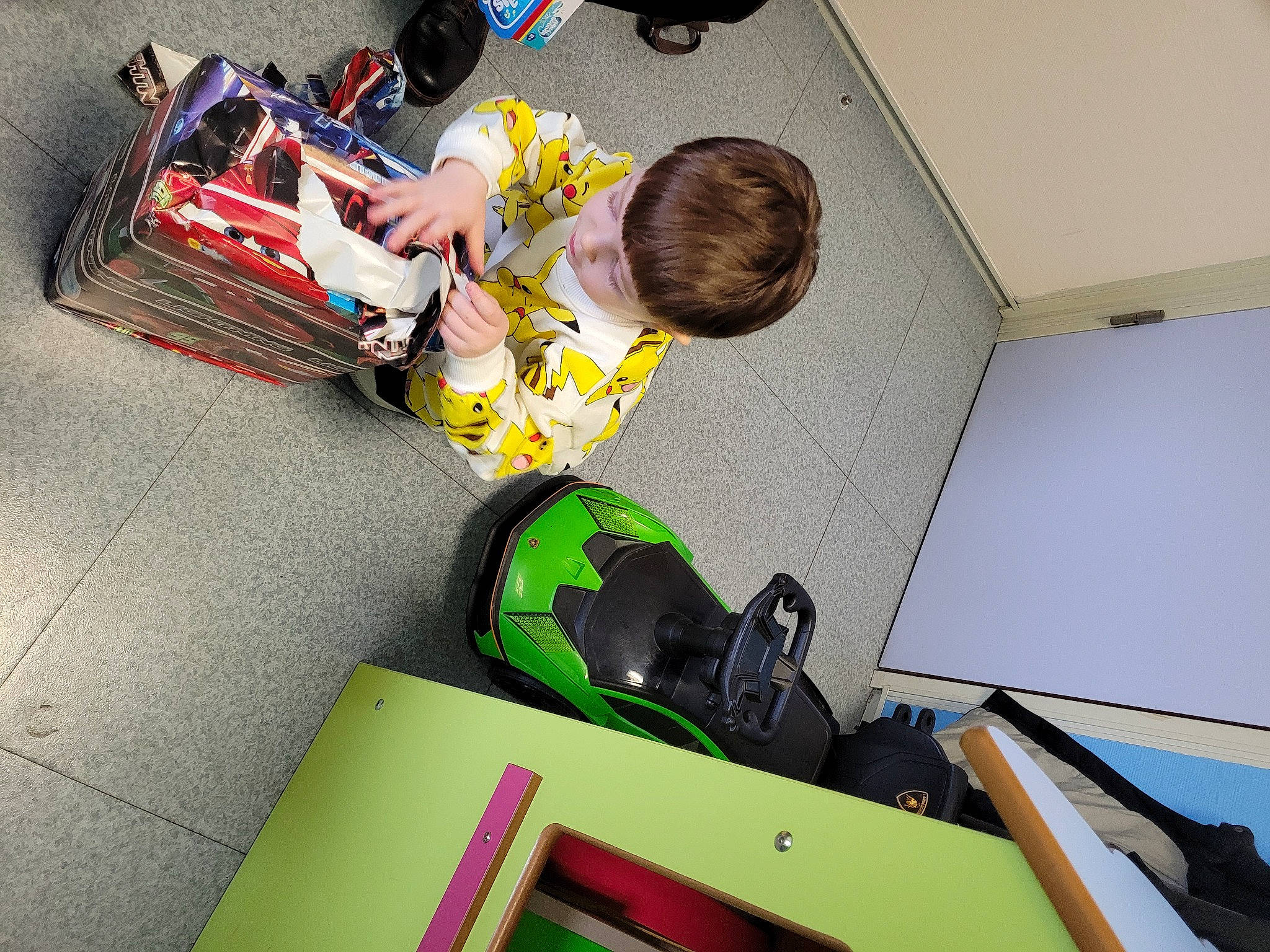 Noè Pierre a rejoint le concours — aidez-le/la à gagner de superbes lots ! baby, baby_products, baby_toys, bag, child, flooring, fun, green, luggage_and_bags, person, plastic, play, recreation, room, shoe, sneakers, toddler, toy, toy_vehicle, visual_arts