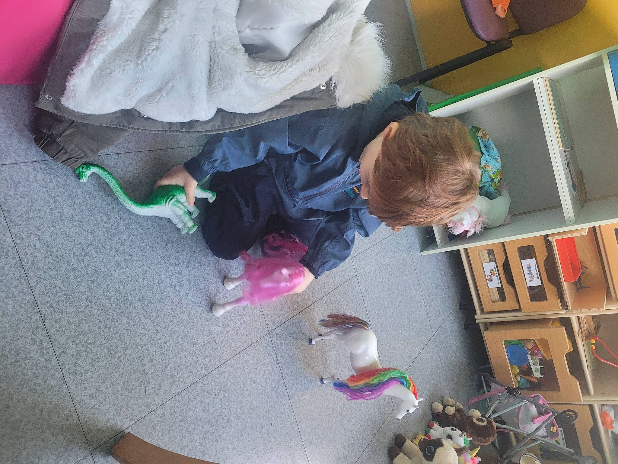 Mathis Pierre a rejoint le concours — aidez-le/la à gagner de superbes lots ! bookcase, child, fun, magenta, person, play, room, shelf, shelving, toddler, visual_arts