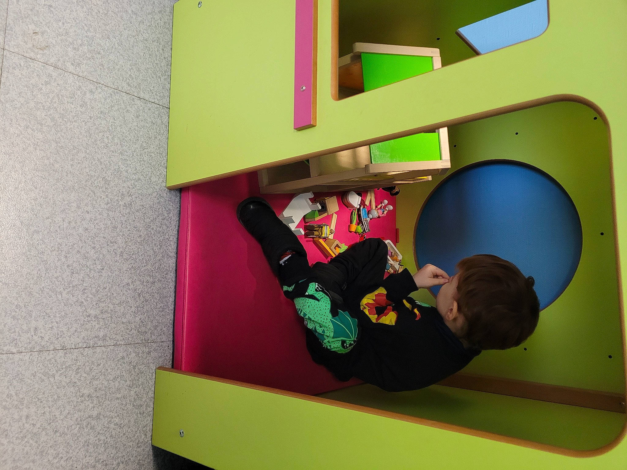 Mathis Pierre a rejoint le concours — aidez-le/la à gagner de superbes lots ! baby_toys, bookcase, child, comfort, flooring, fun, house, leisure, magenta, paper_product, person, plastic, play, rectangle, room, shelf, shelving, toddler, visual_arts, wood