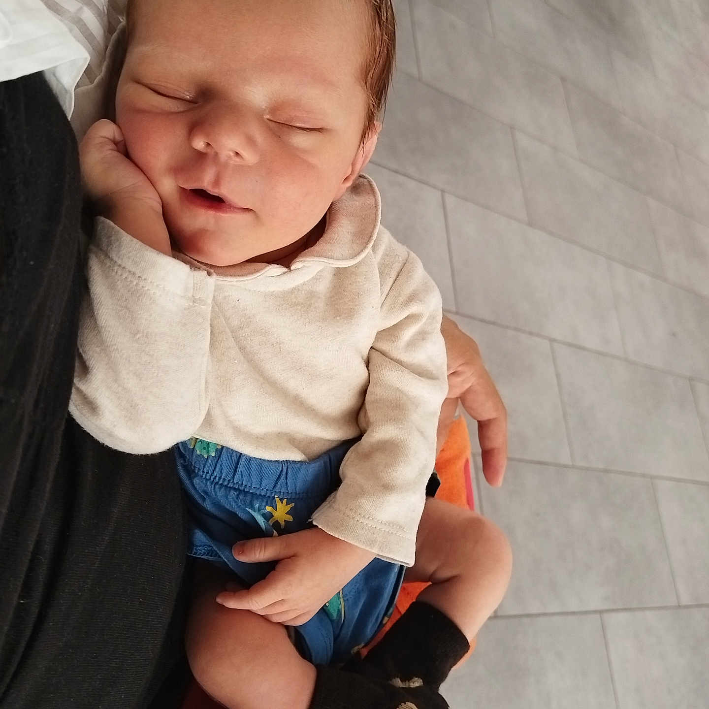 Karl-Alexandre participe au concours pour gagner de l'argent avec cette photo : baby, casual_wear, child, closeup, clothing, cozy, cute, floor, hand, indoor, infant, monkey_socks, peaceful, person, relaxing, resting, sleeping, smile, socks, tiles