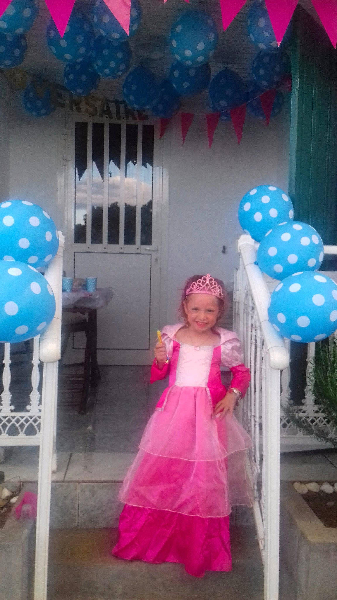 Ayden participe au concours pour gagner de l'argent avec cette photo : baby_shower, ballet_tutu, balloon, blue, costume, dance_dress, day, design, dress, fun, gown, house, joy, magenta, party, party_supply, person, pink, purple, room