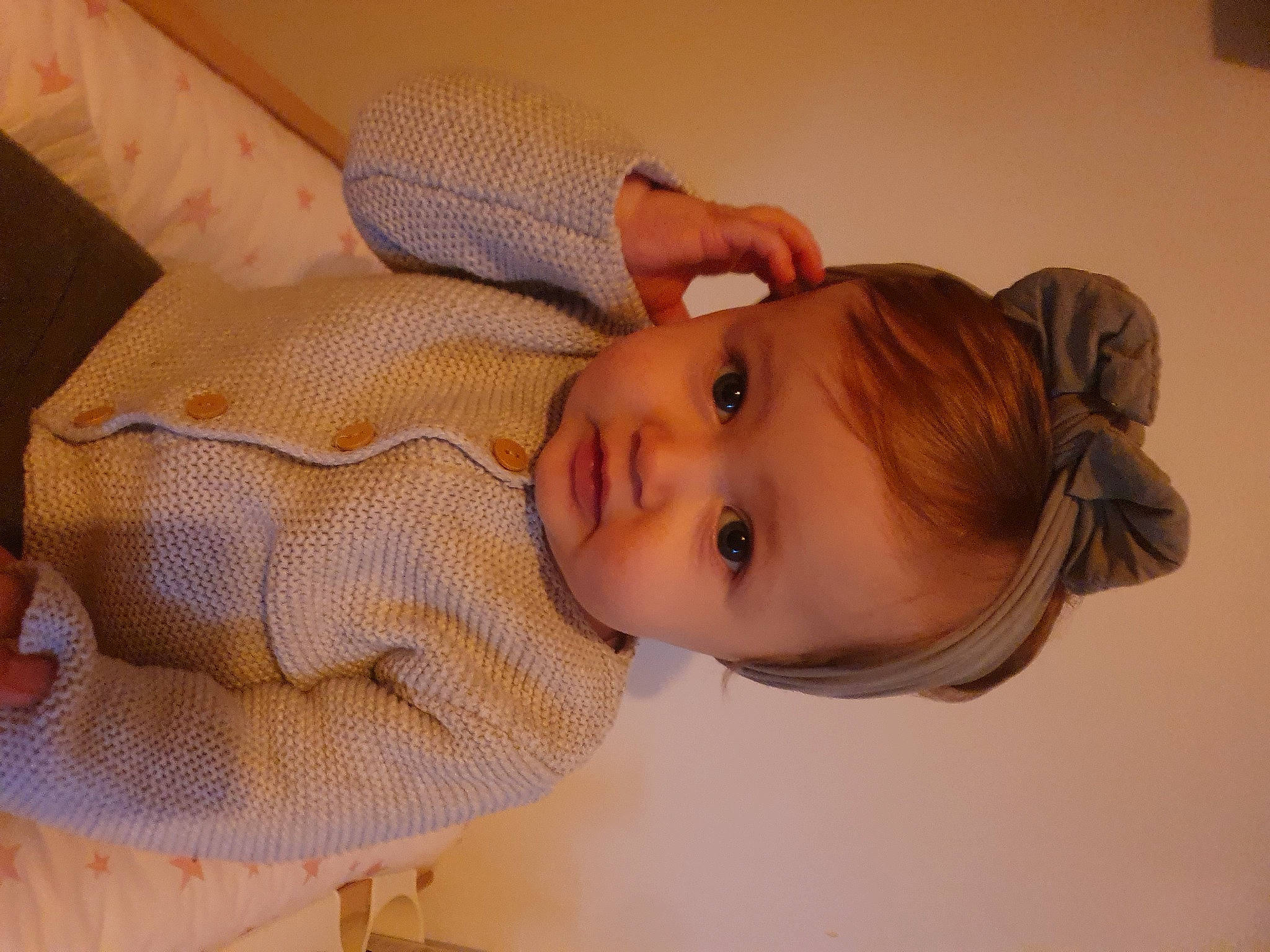 Léa participe au concours pour gagner de l'argent avec cette photo : baby, baby_toddler_clothing, cheek, child, comfort, eyebrow, eyelash, hair_accessory, happy, headgear, iris, lip, nose, person, room, skin, sleeve, toddler, wood