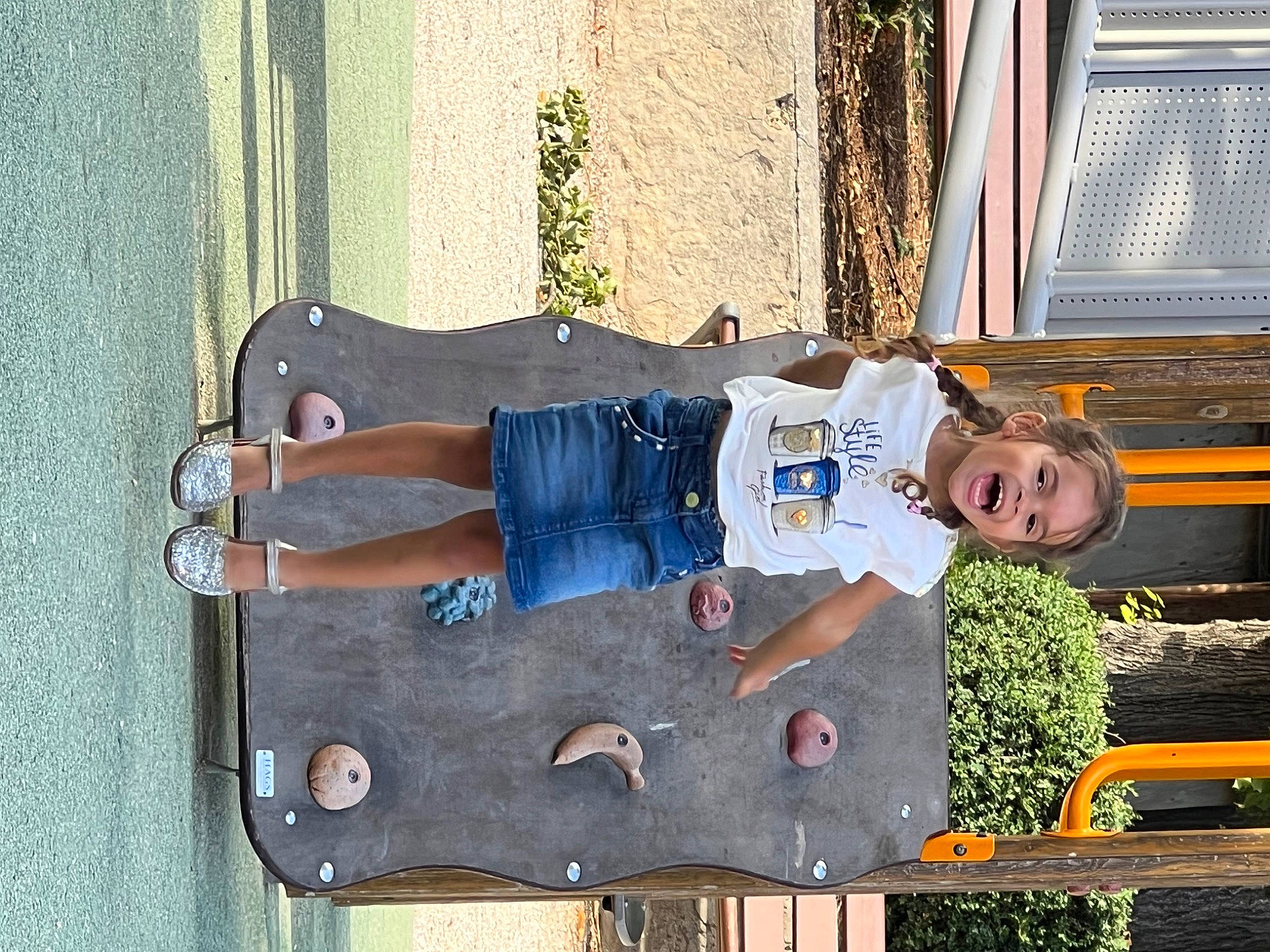 Heather-lake a rejoint le concours — aidez-le/la à gagner de superbes lots ! denim, dress, electric_blue, fun, happy, human_leg, leisure, person, plant, sitting, smile, t_shirt, thigh, toddler, tree, walking_shoe, wood