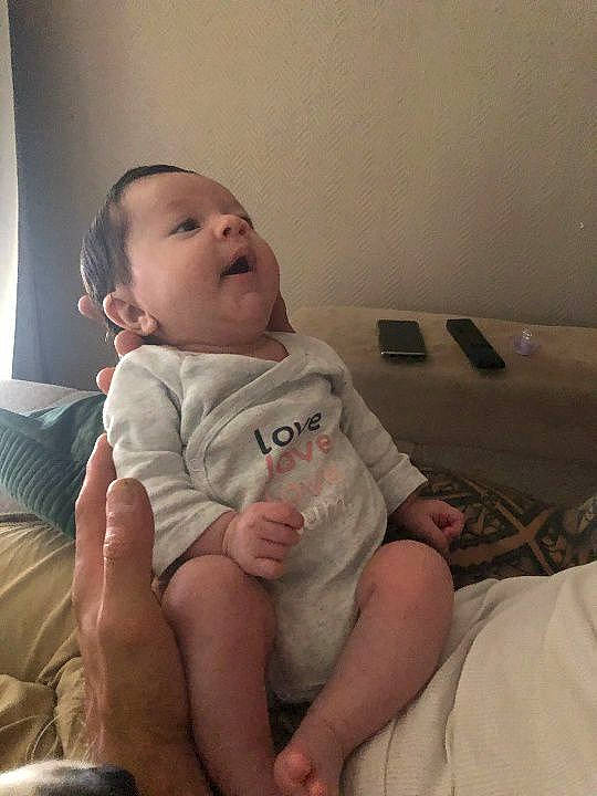 Lyvia participe au concours pour gagner de l'argent avec cette photo : baby, baby_toddler_clothing, cheek, chin, comfort, elbow, eye, eyebrow, finger, gesture, iris, joint, leg, mouth, neck, nose, person, shoulder, skin, thumb