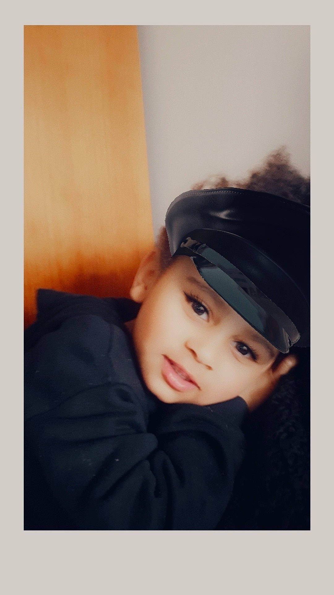 ..issa a rejoint le concours — aidez-le/la à gagner de superbes lots ! baby, cap, cheek, child, comfort, eyelash, fashion_accessory, flash_photography, fur, happy, headwear, neck, person, personal_protective_equipment, portrait, portrait_photography, sitting, sleeve, tints_and_shades, toddler